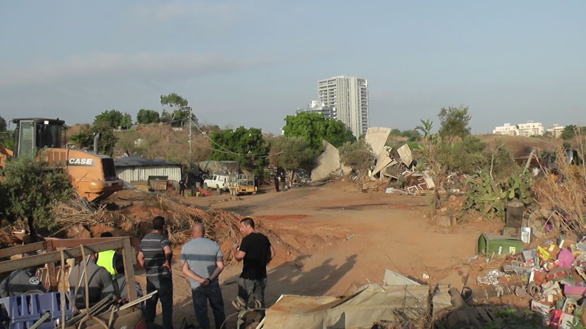 צפו: כוחות משטרה מאבטחים הריסת מבנים בגבעת שמואל