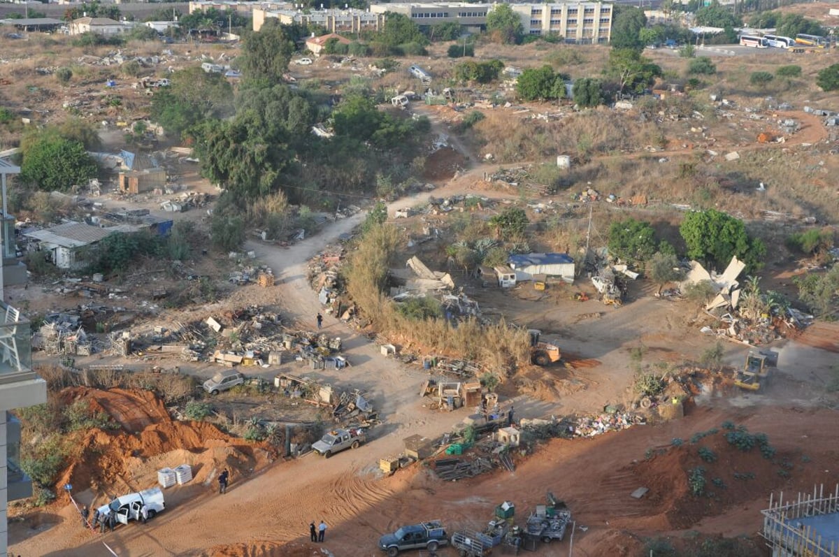 צפו: כוחות משטרה מאבטחים הריסת מבנים בגבעת שמואל