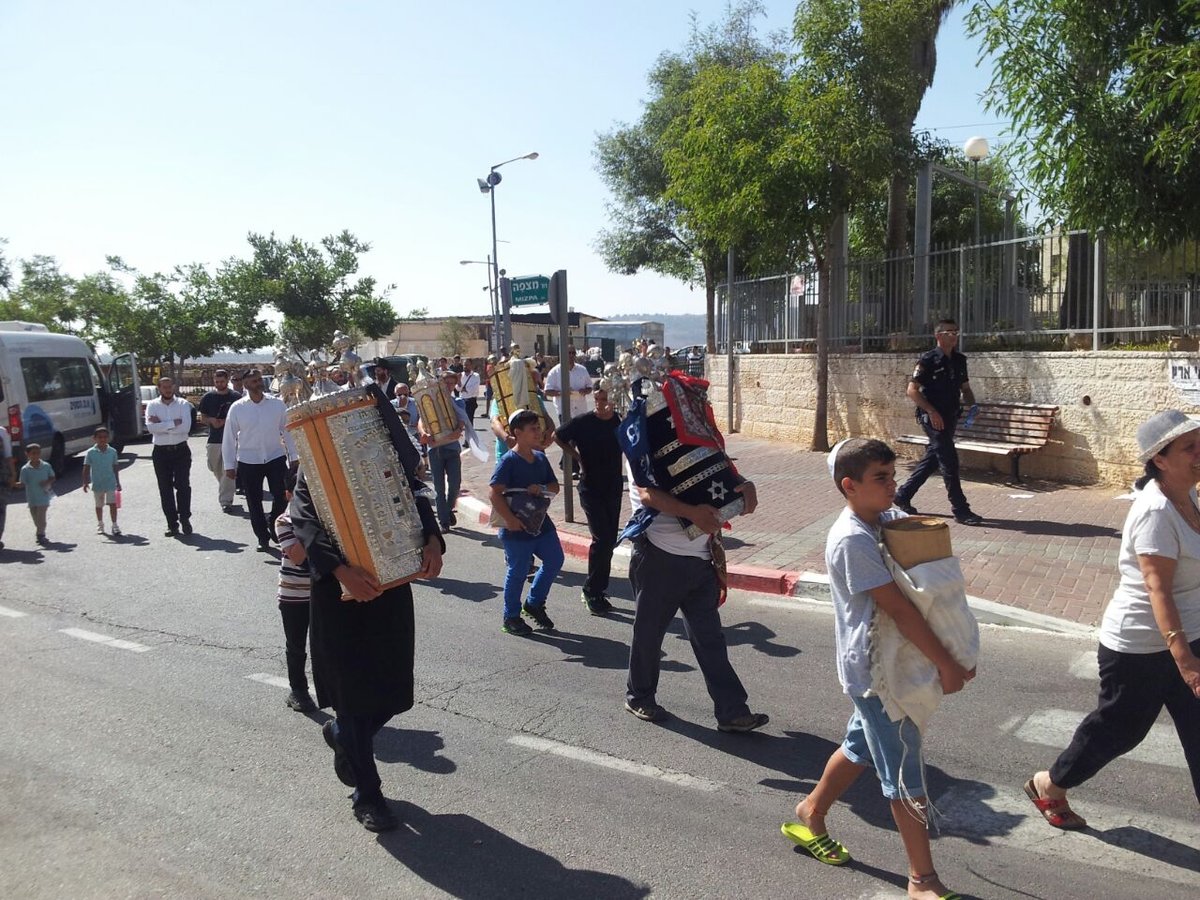 השוטרים פינו את בית הכנסת בגבעת זאב - המתפללים בכו