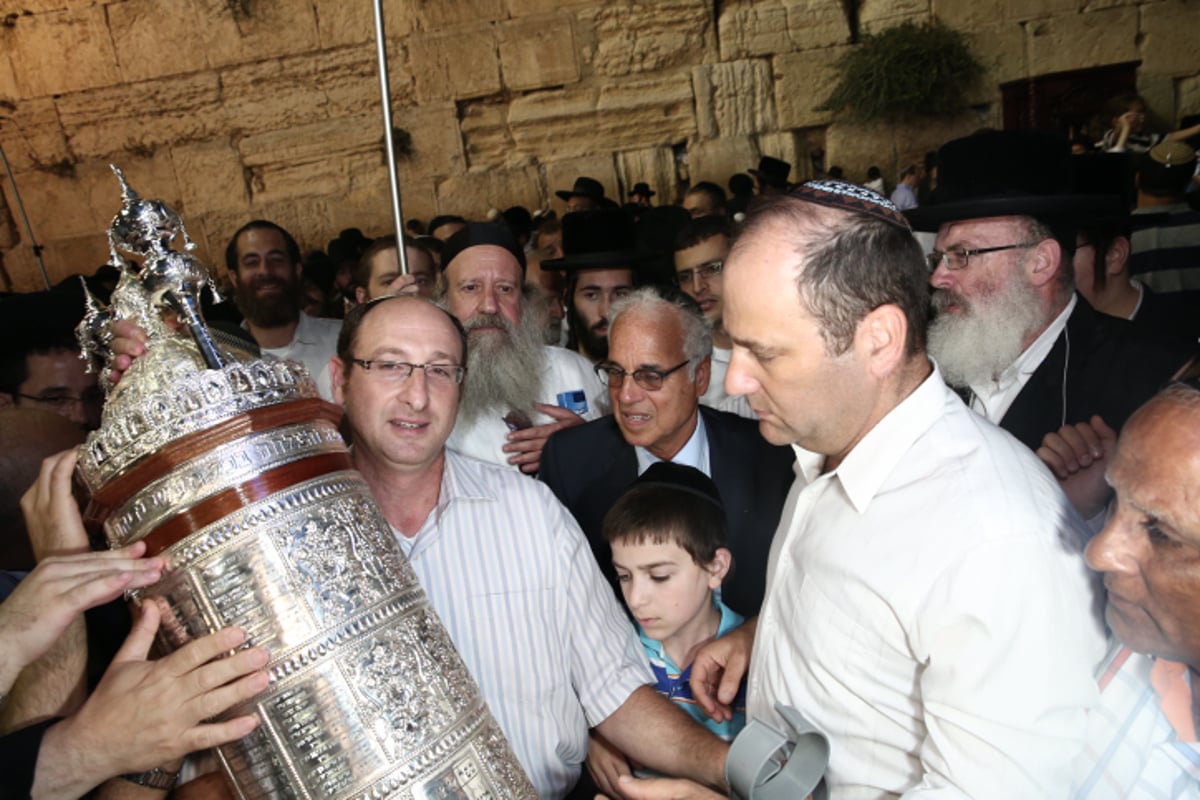 בכותל המערבי: הכנסת ס"ת לזכר שלושת החטופים הי"ד