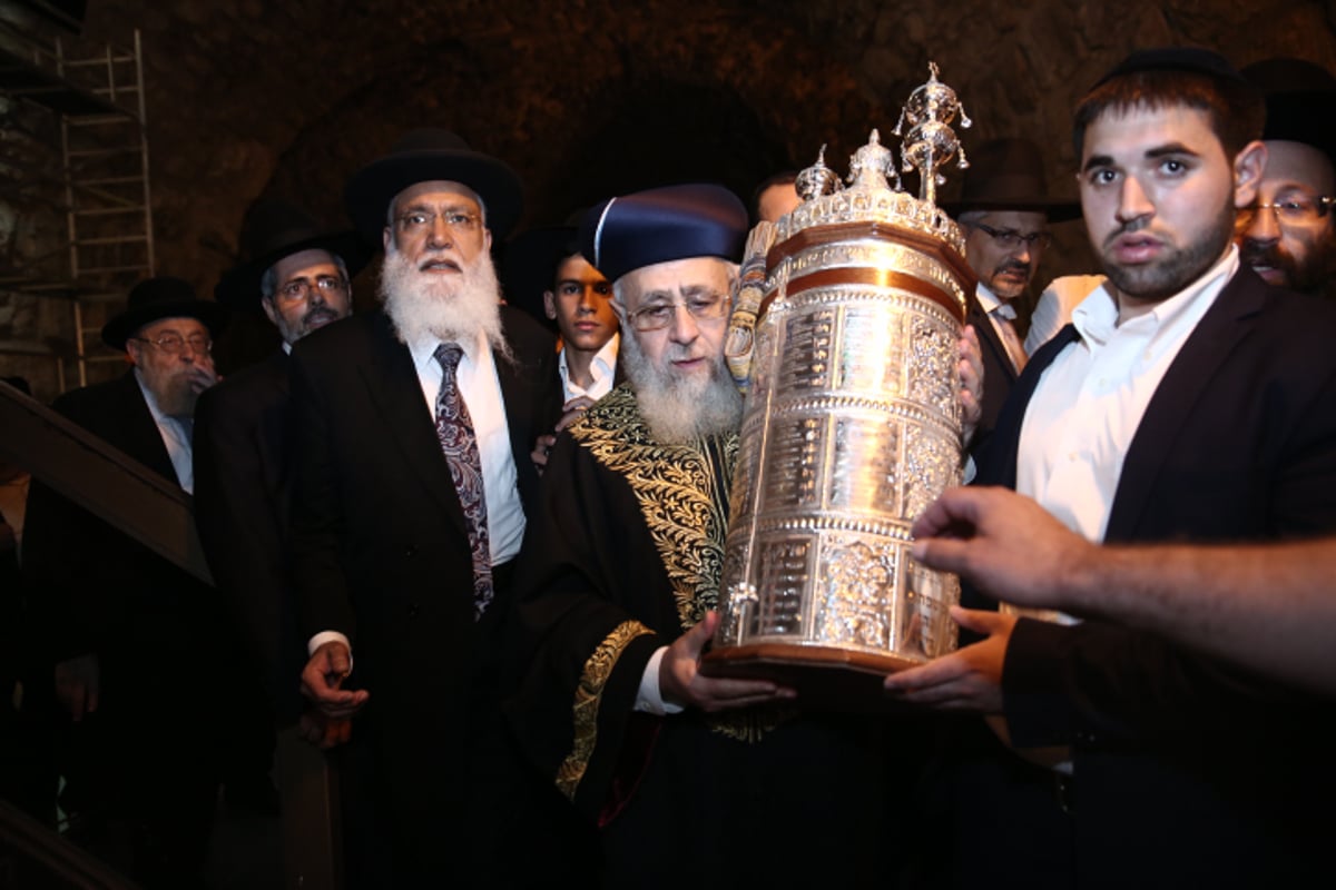 בכותל המערבי: הכנסת ס"ת לזכר שלושת החטופים הי"ד