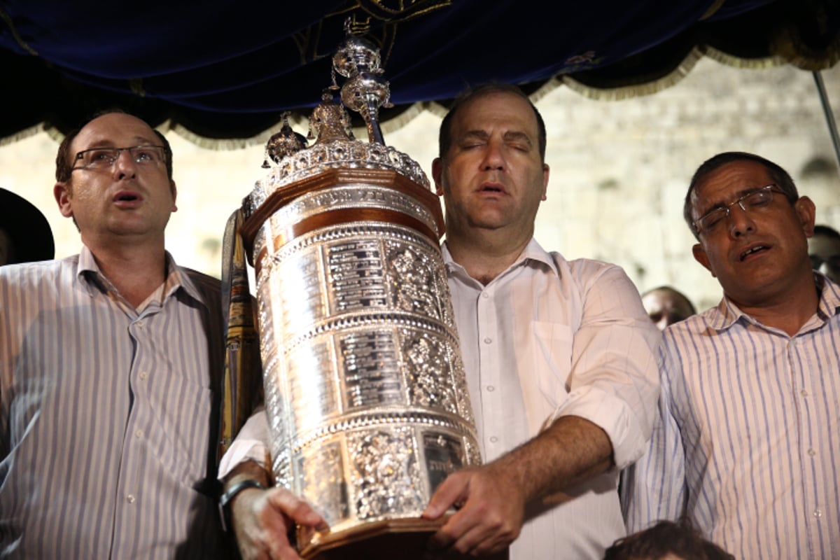 בכותל המערבי: הכנסת ס"ת לזכר שלושת החטופים הי"ד