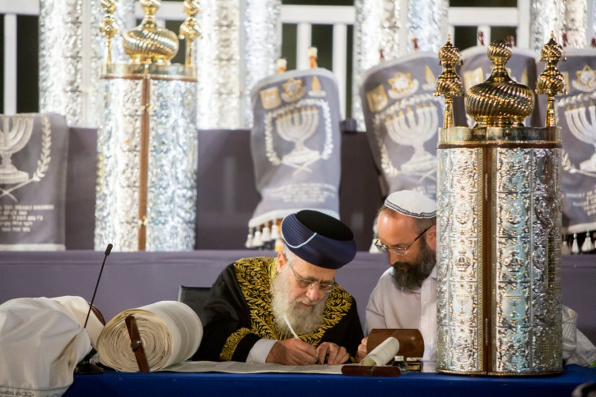 עשרות ספרי תורה הוכנסו בכותל המערבי • גלריה