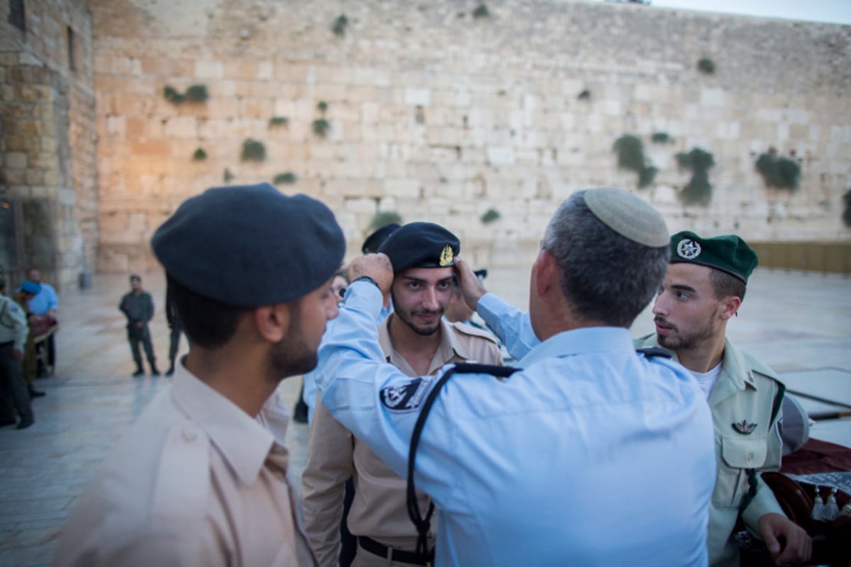 עשרות ספרי תורה הוכנסו בכותל המערבי • גלריה