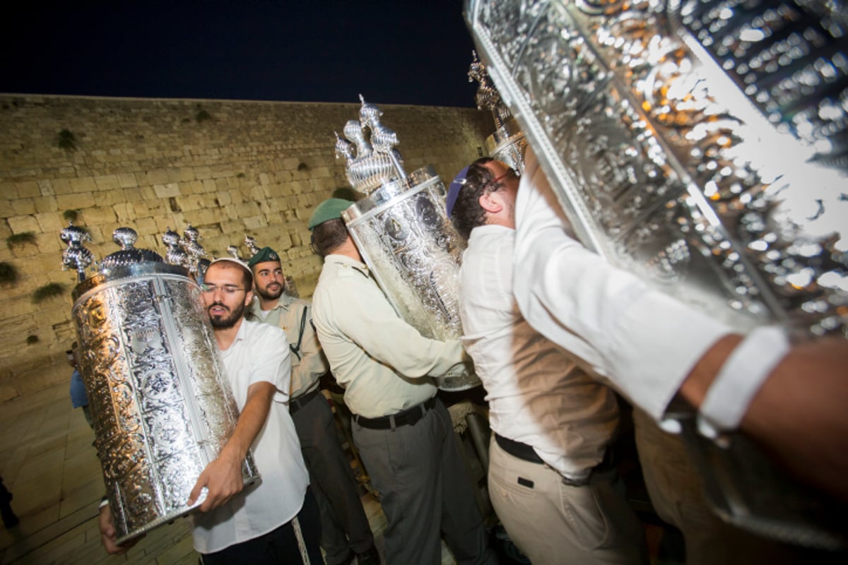 עשרות ספרי תורה הוכנסו בכותל המערבי • גלריה