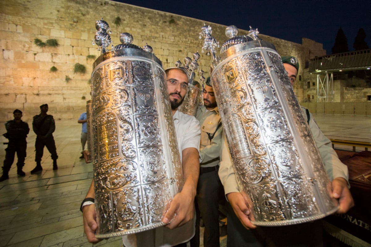 עשרות ספרי תורה הוכנסו בכותל המערבי • גלריה