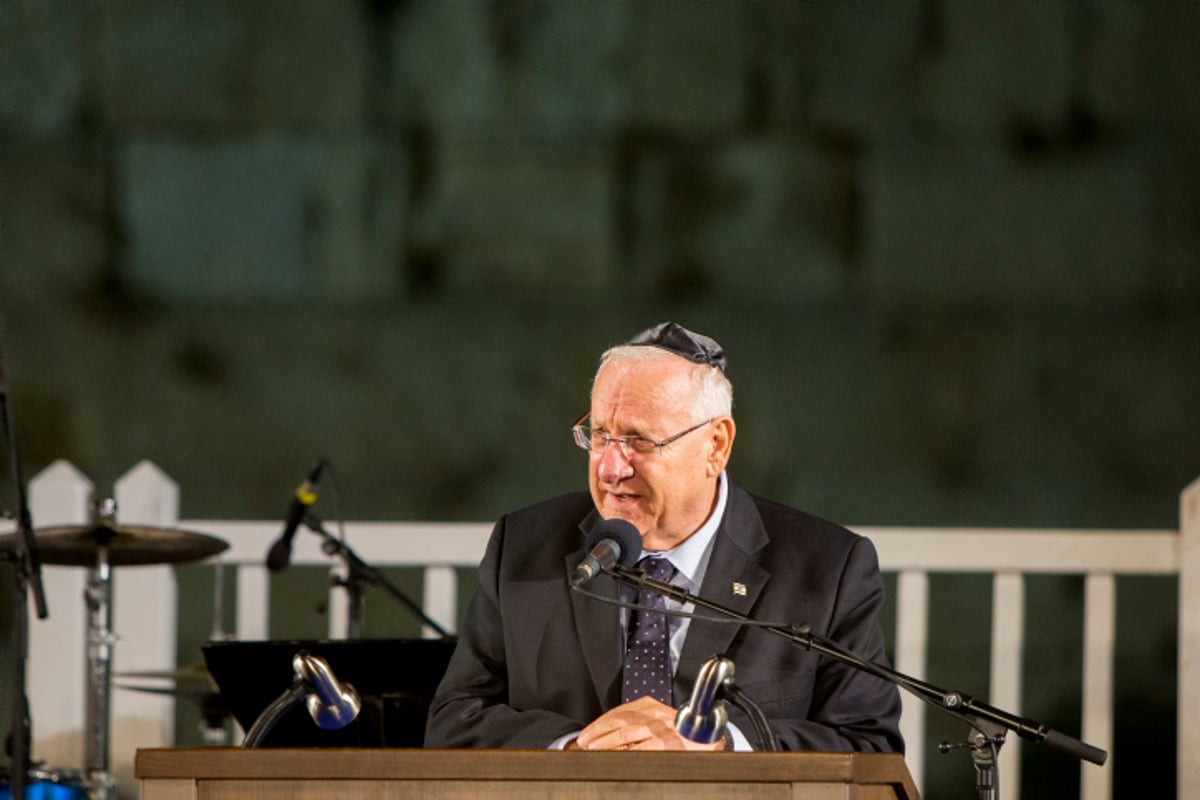 עשרות ספרי תורה הוכנסו בכותל המערבי • גלריה