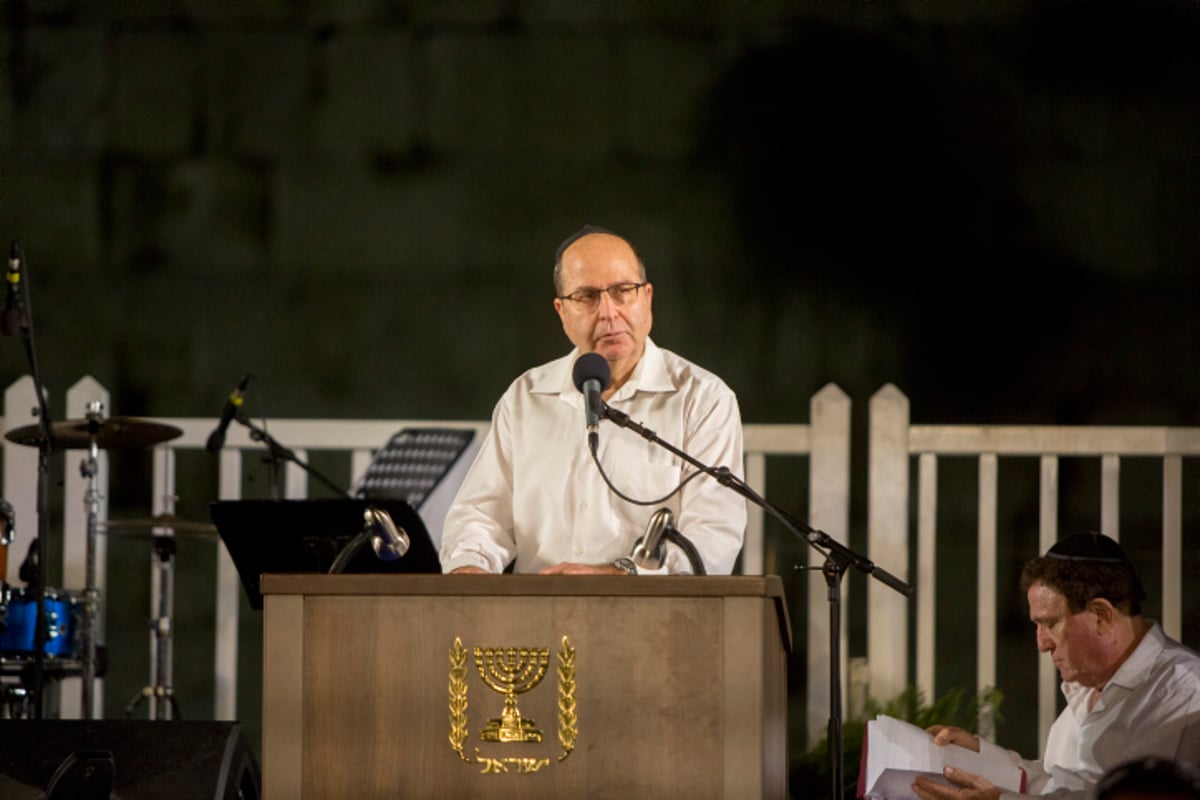 עשרות ספרי תורה הוכנסו בכותל המערבי • גלריה