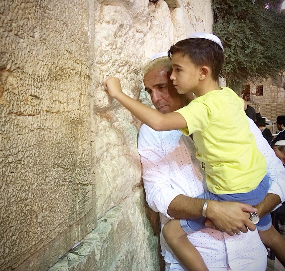 הזמר קובי פרץ התפלל בכותל המערבי • צפו