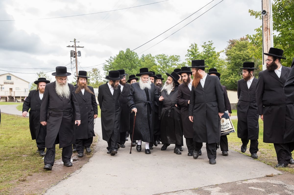 האדמו"ר מבאבוב במחנה הילדים: "סמארטפון זה שמד-פון"