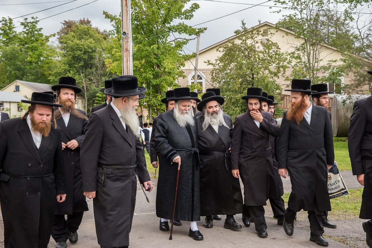 האדמו"ר מבאבוב במחנה הילדים: "סמארטפון זה שמד-פון"