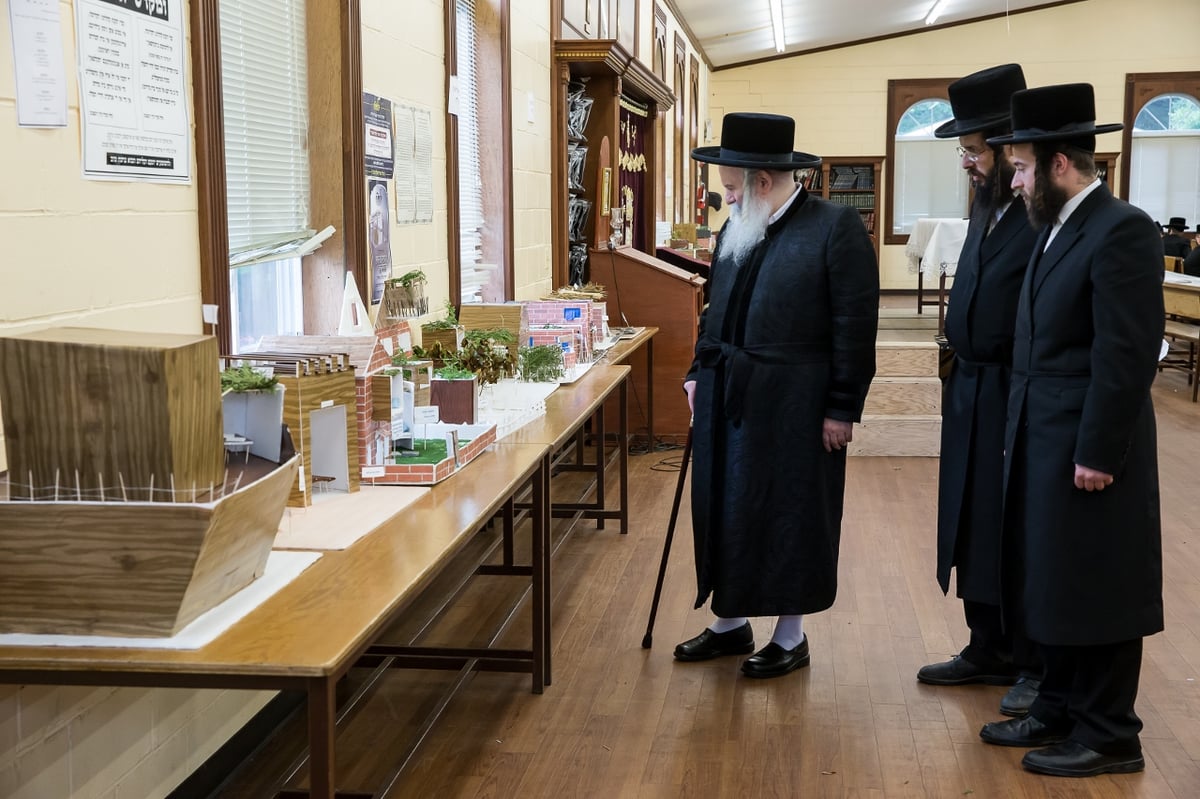 האדמו"ר מבאבוב במחנה הילדים: "סמארטפון זה שמד-פון"