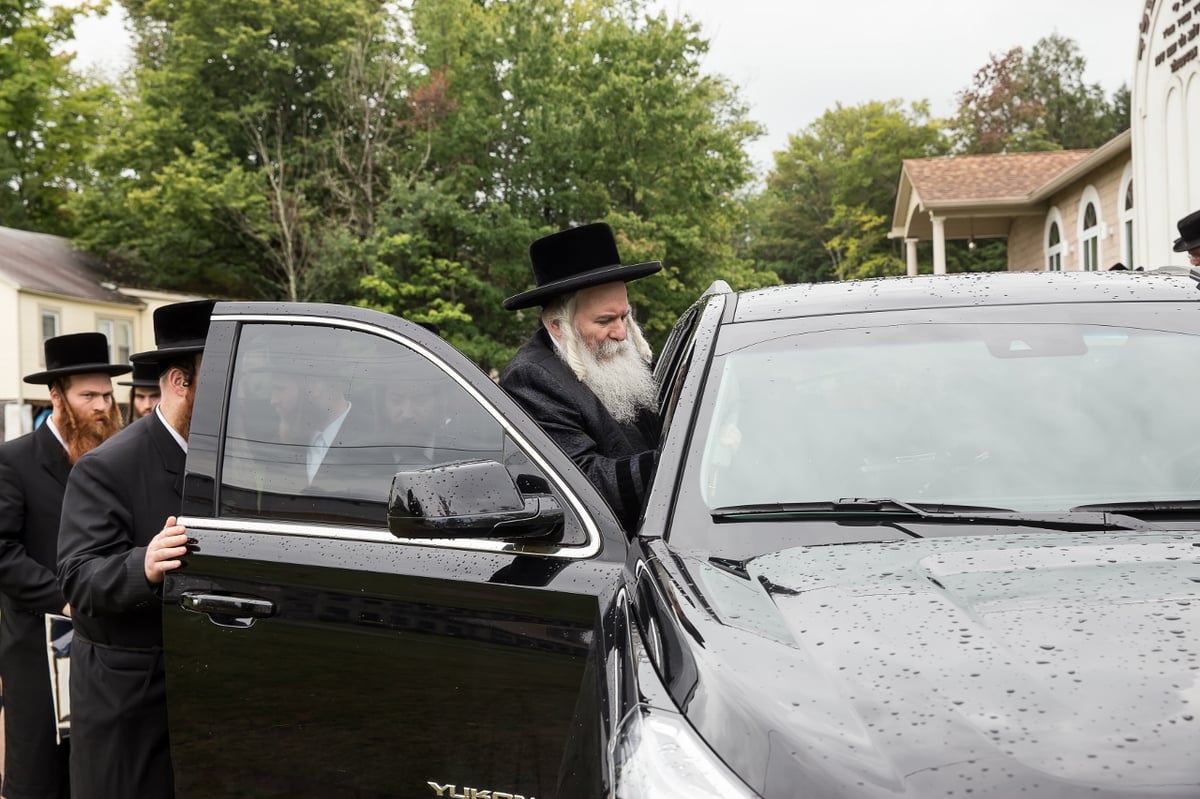 האדמו"ר מבאבוב במחנה הילדים: "סמארטפון זה שמד-פון"