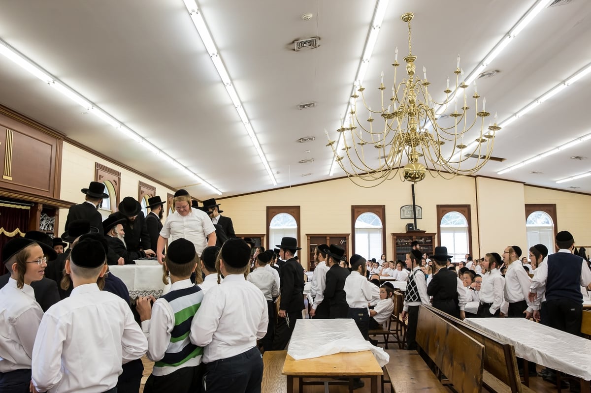 האדמו"ר מבאבוב במחנה הילדים: "סמארטפון זה שמד-פון"