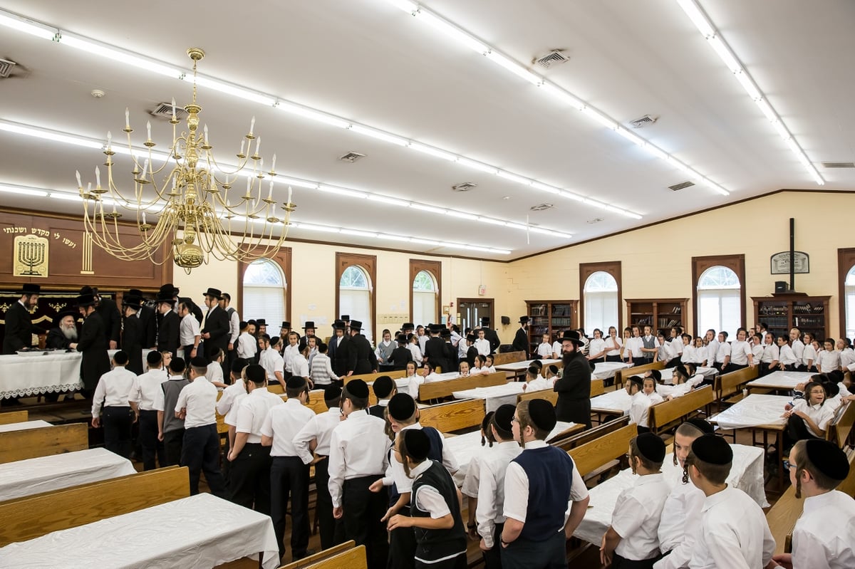 האדמו"ר מבאבוב במחנה הילדים: "סמארטפון זה שמד-פון"