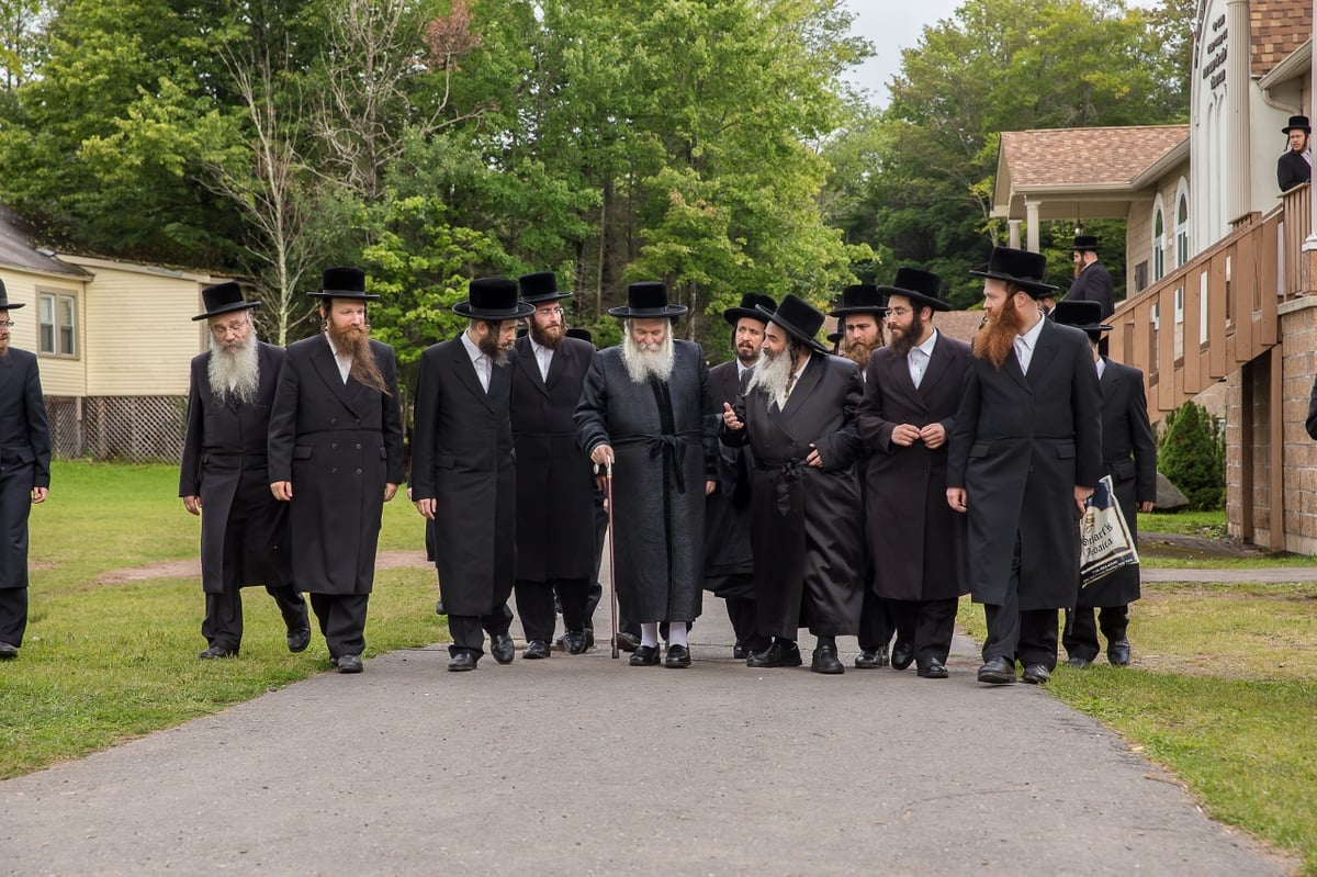 האדמו"ר מבאבוב במחנה הילדים: "סמארטפון זה שמד-פון"