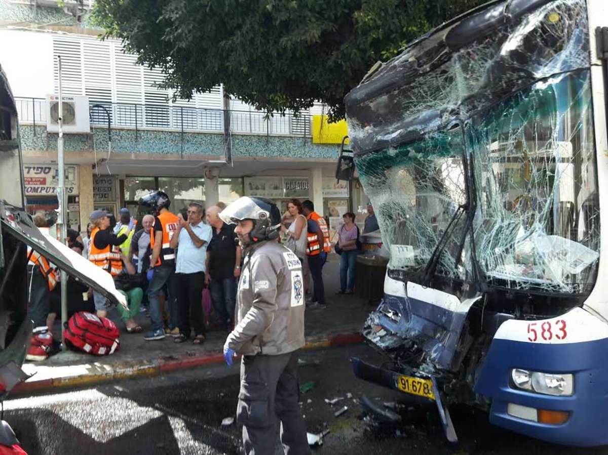 38 נפצעו בתאונת דרכים בין שלושה אוטובוסים