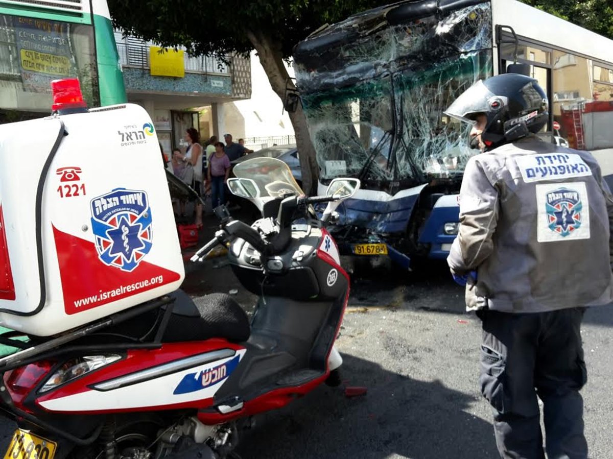 38 נפצעו בתאונת דרכים בין שלושה אוטובוסים