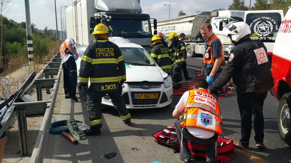 תאונה בכביש 1 בין משאית לרכב פרטי: הרוג ושלושה פצועים