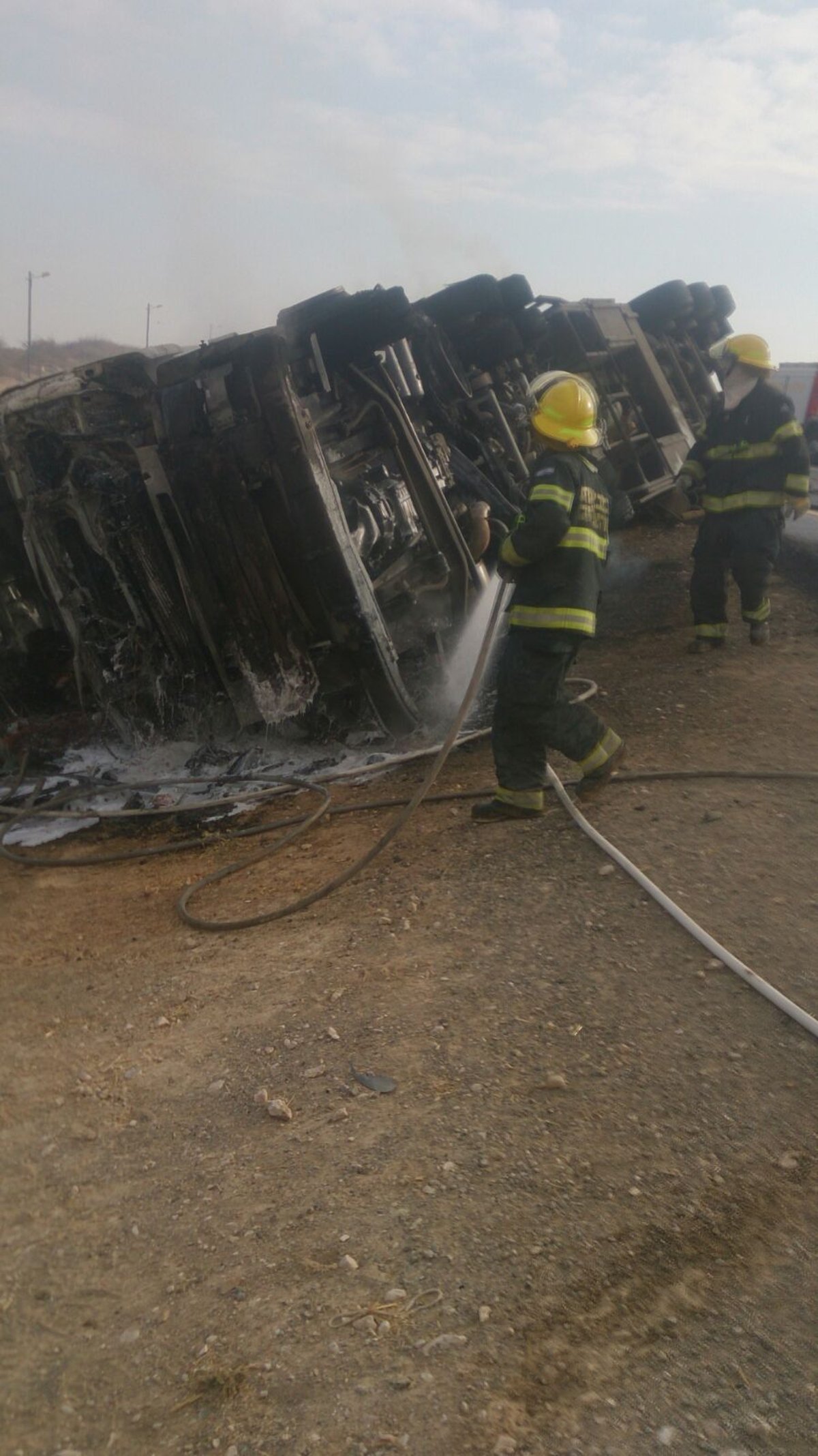 דרום: נהג משאית התהפך ונהרג במקום