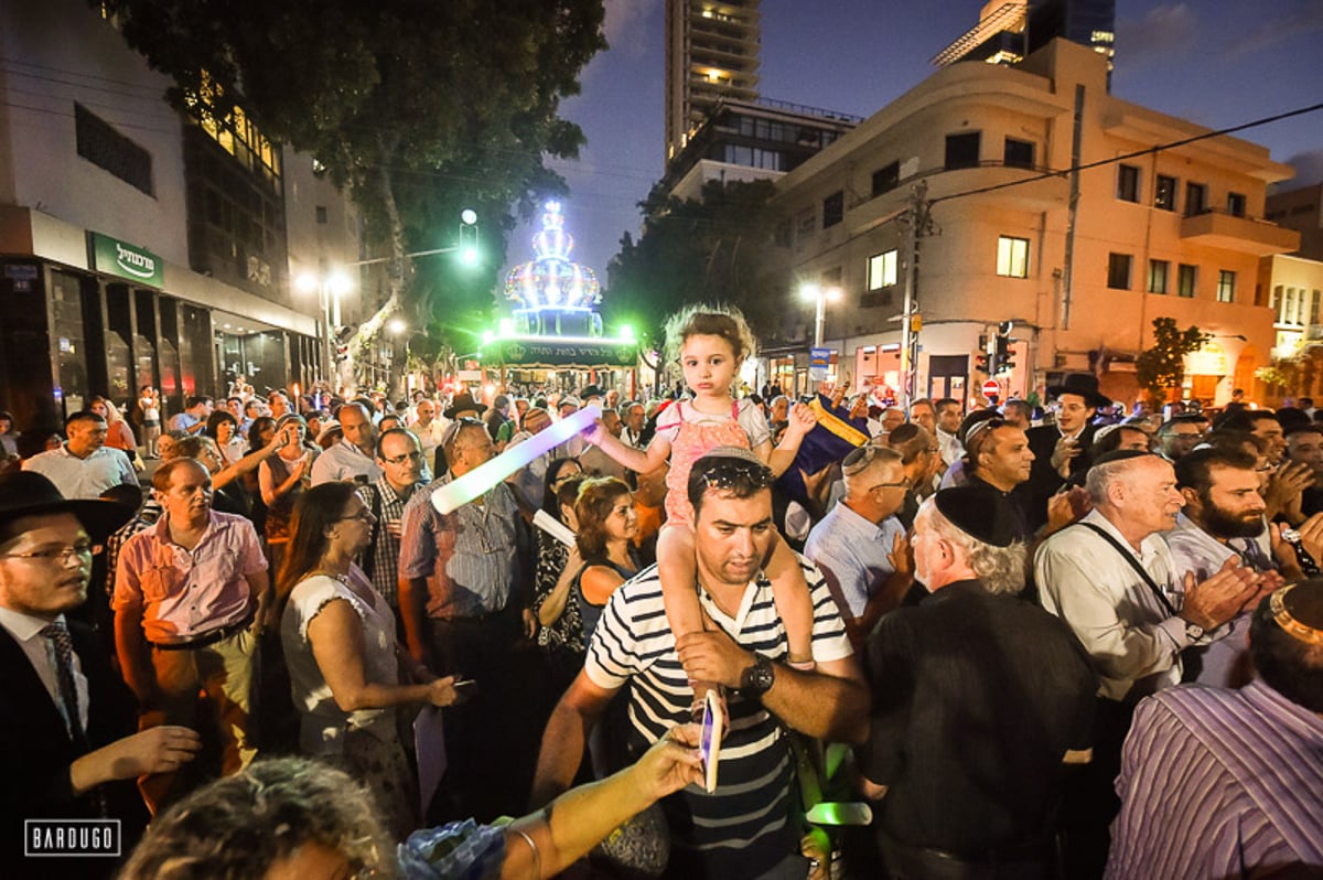 גלריה מרהיבה: ספרי תורה הוכנסו לבית הכנסת הגדול