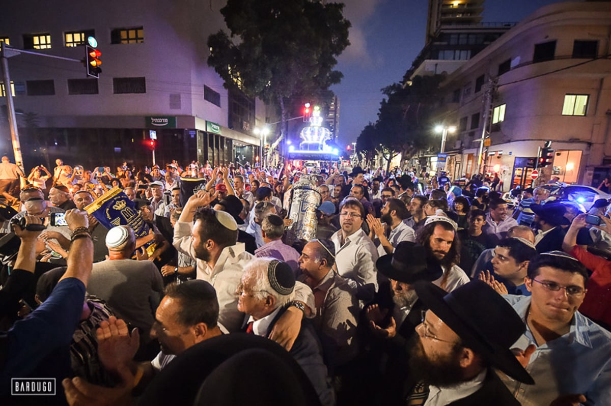 גלריה מרהיבה: ספרי תורה הוכנסו לבית הכנסת הגדול