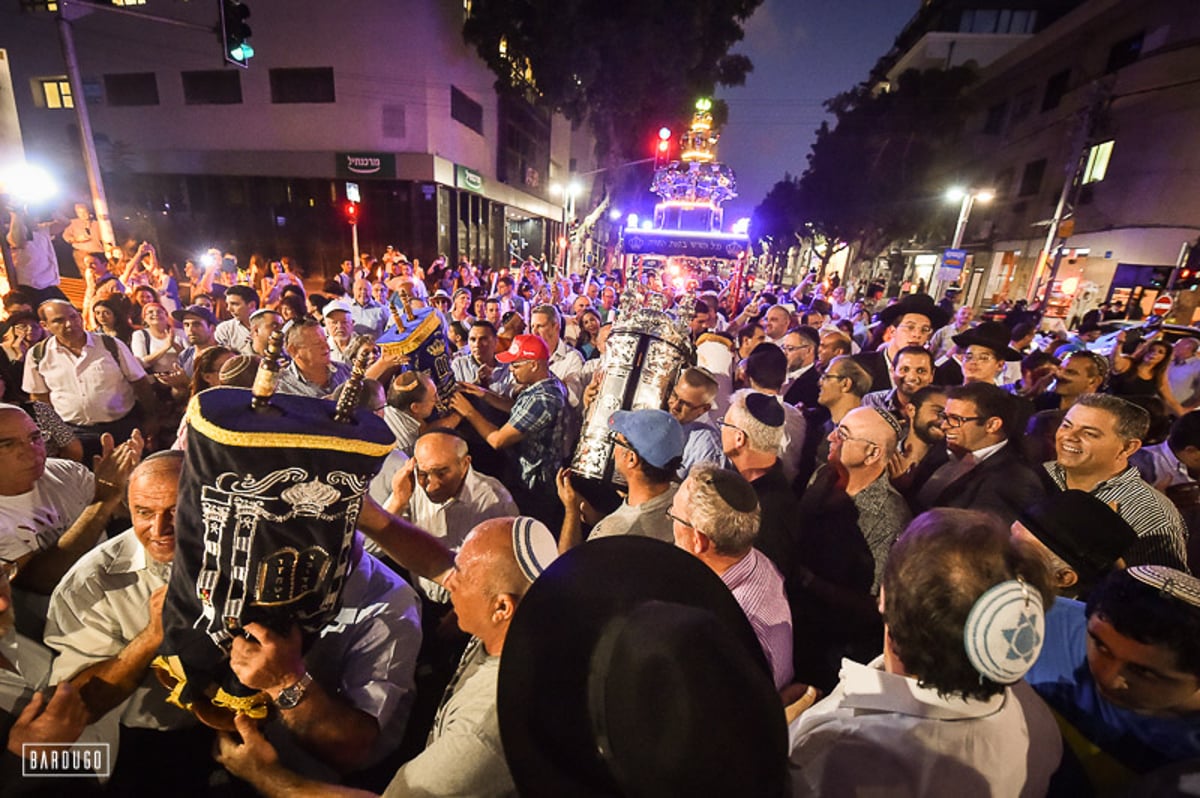 גלריה מרהיבה: ספרי תורה הוכנסו לבית הכנסת הגדול