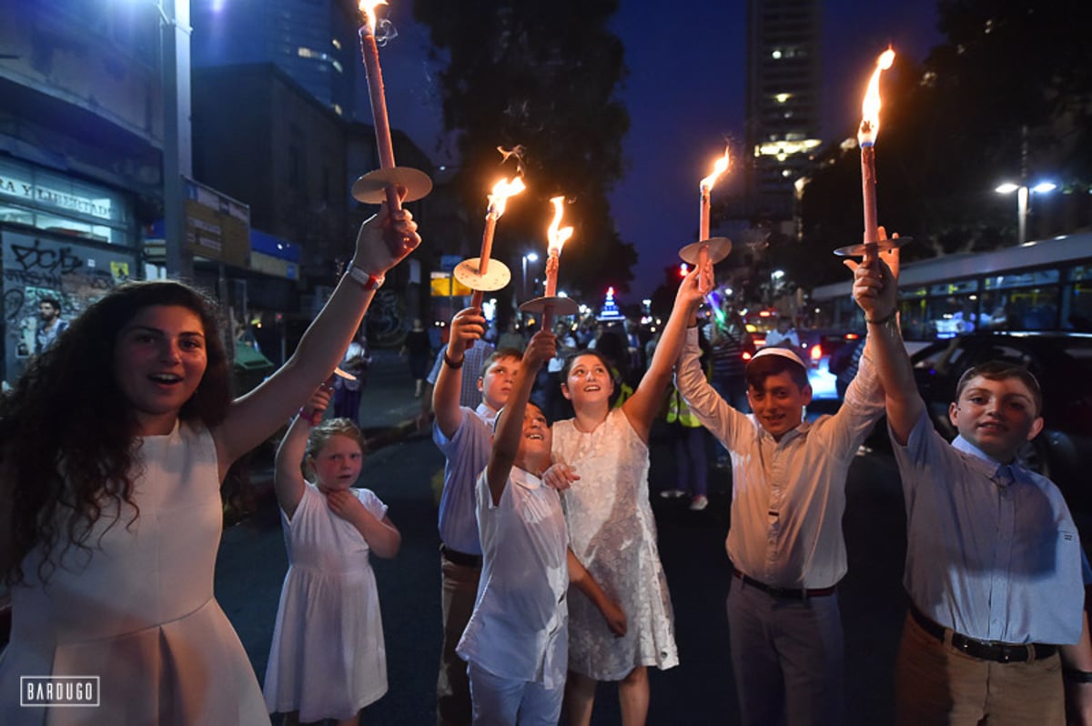 גלריה מרהיבה: ספרי תורה הוכנסו לבית הכנסת הגדול