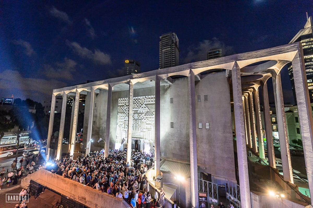 גלריה מרהיבה: ספרי תורה הוכנסו לבית הכנסת הגדול