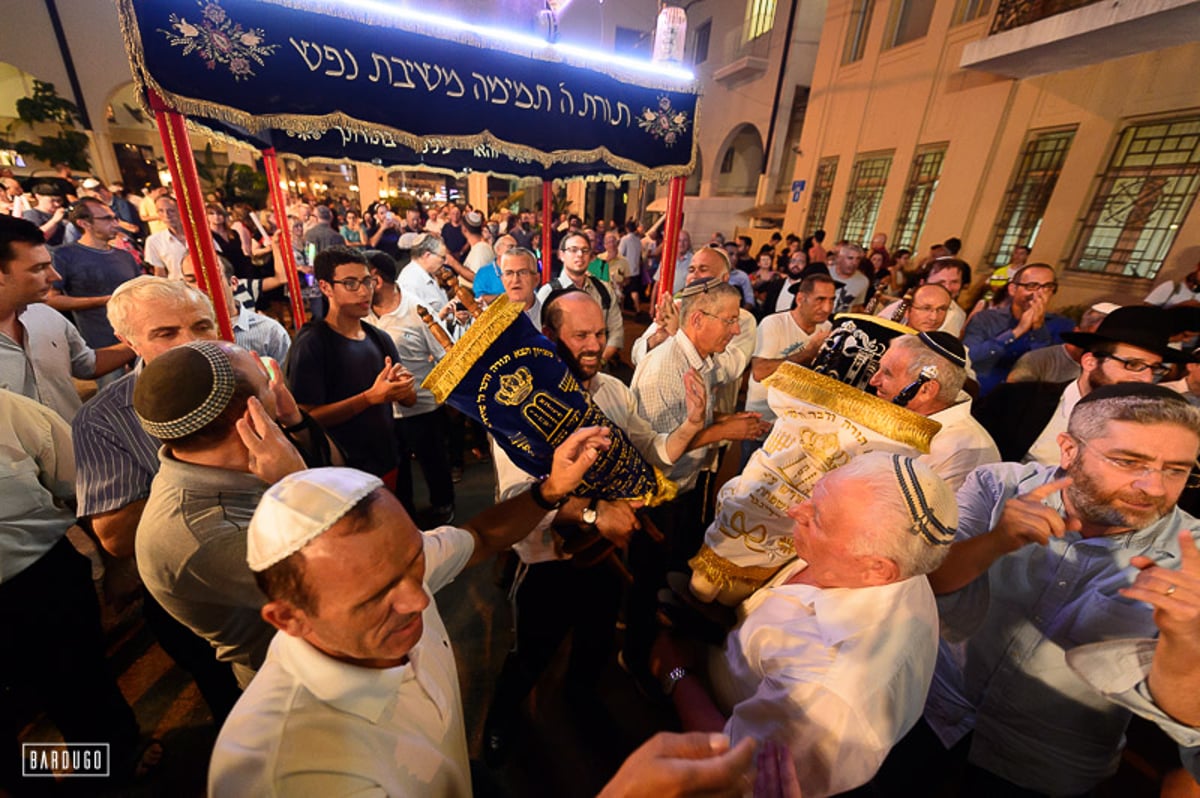 גלריה מרהיבה: ספרי תורה הוכנסו לבית הכנסת הגדול