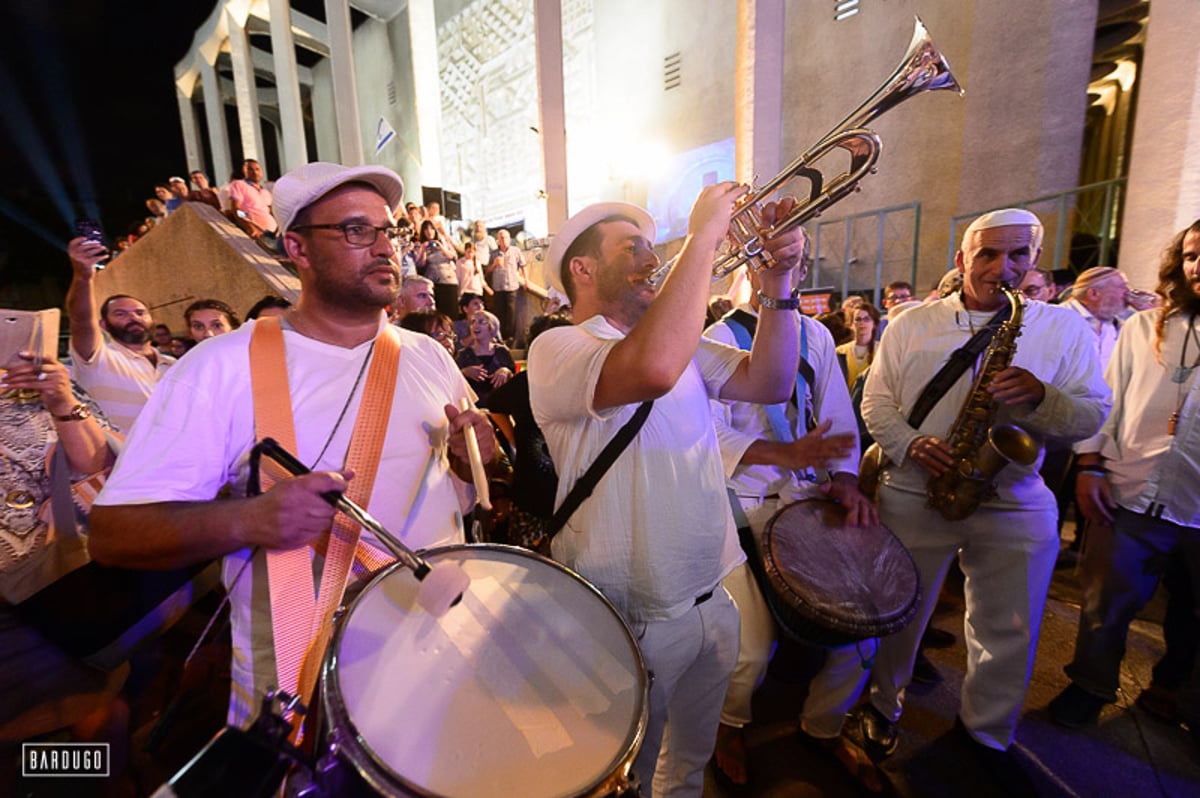 גלריה מרהיבה: ספרי תורה הוכנסו לבית הכנסת הגדול