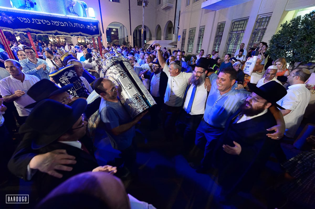 גלריה מרהיבה: ספרי תורה הוכנסו לבית הכנסת הגדול