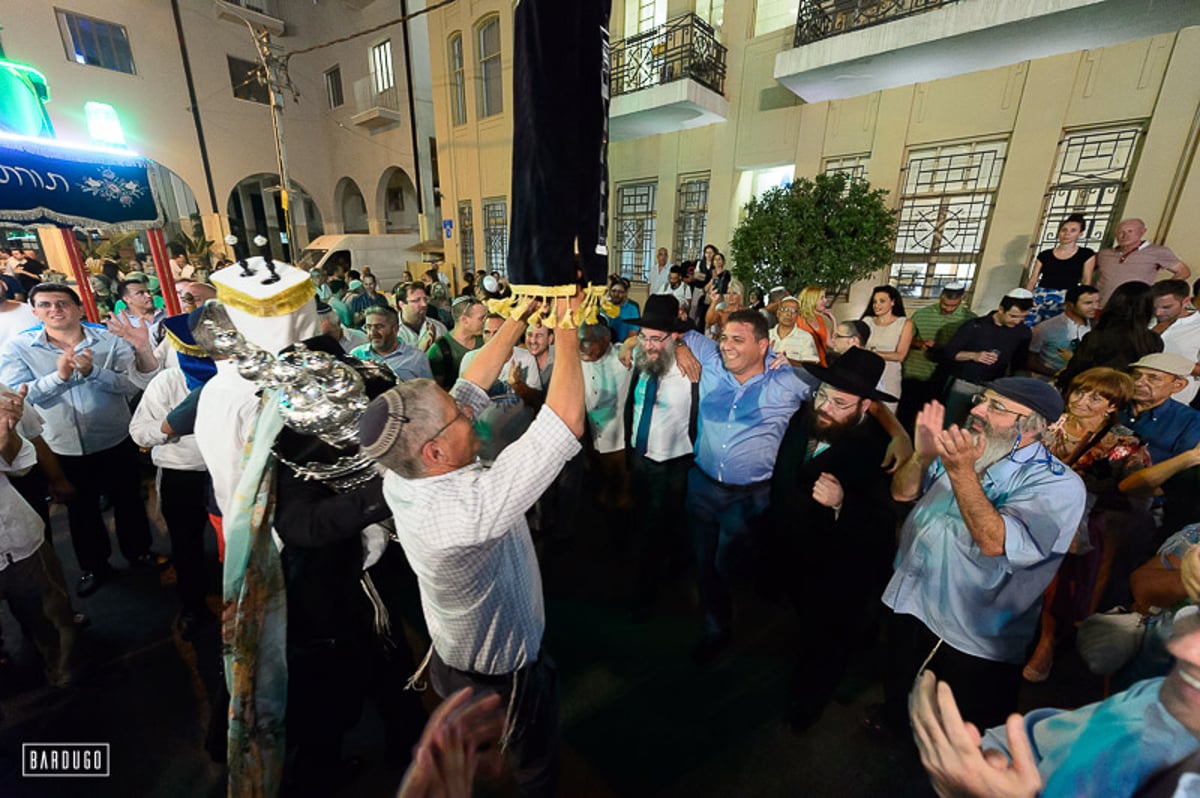 גלריה מרהיבה: ספרי תורה הוכנסו לבית הכנסת הגדול