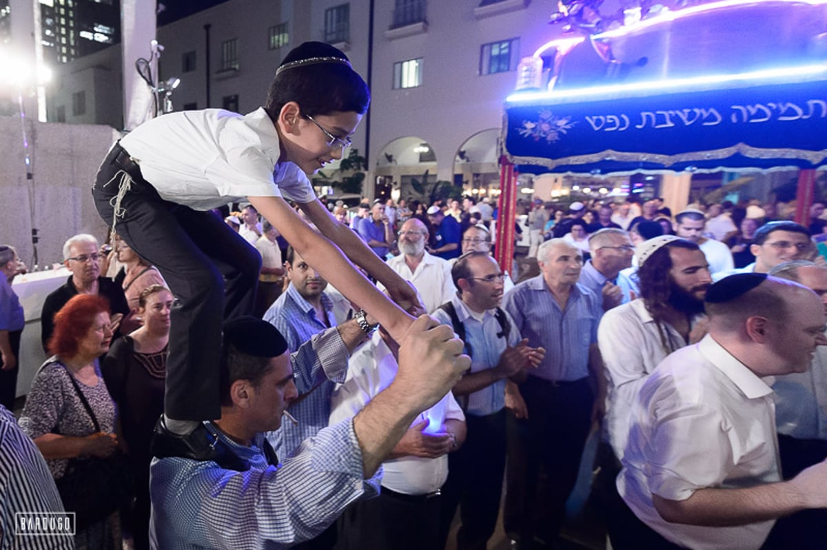 גלריה מרהיבה: ספרי תורה הוכנסו לבית הכנסת הגדול