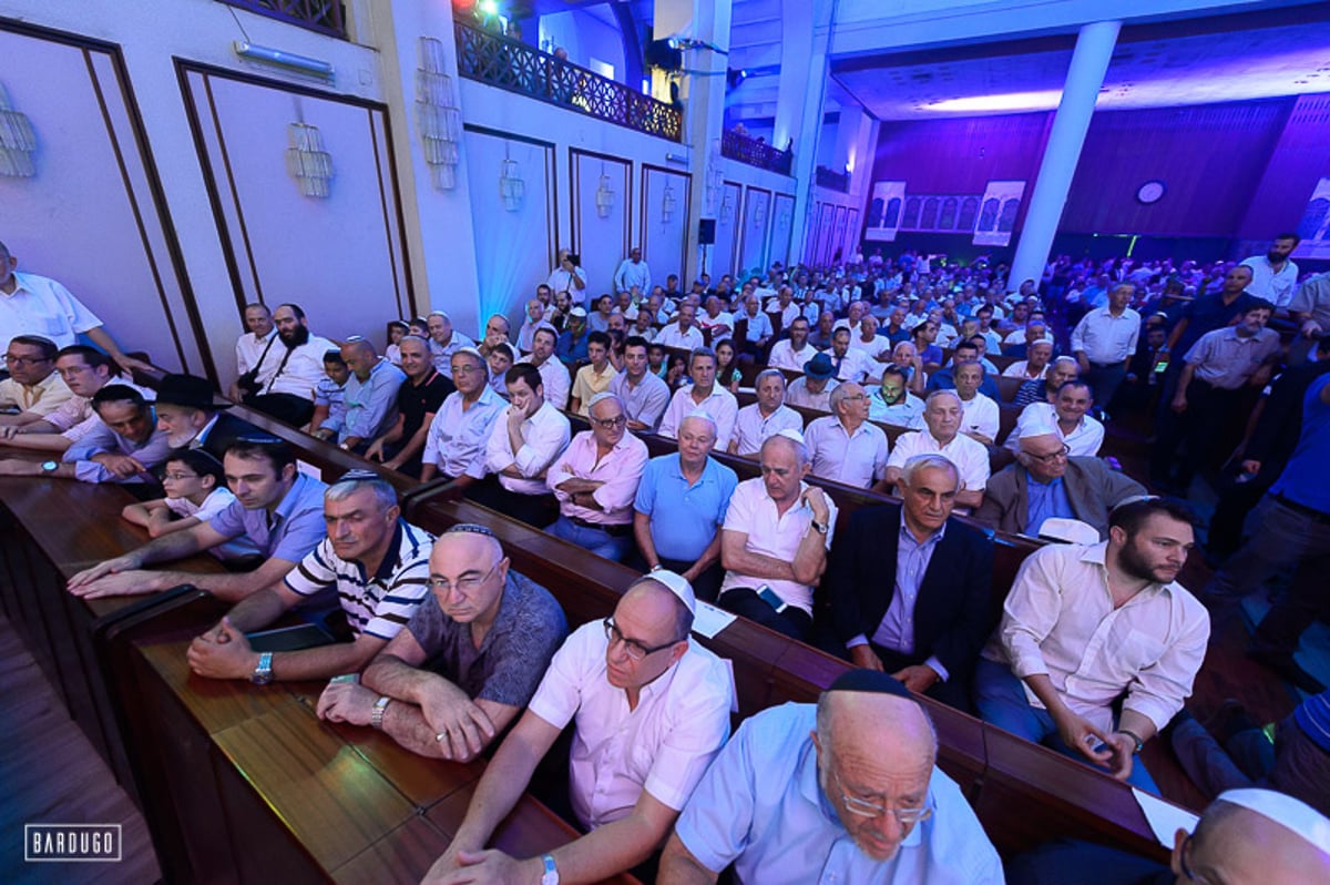 גלריה מרהיבה: ספרי תורה הוכנסו לבית הכנסת הגדול