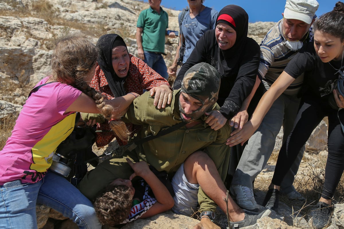 נשים פלסטיניות תועדו מכות חייל צה"ל בנבי סלאח