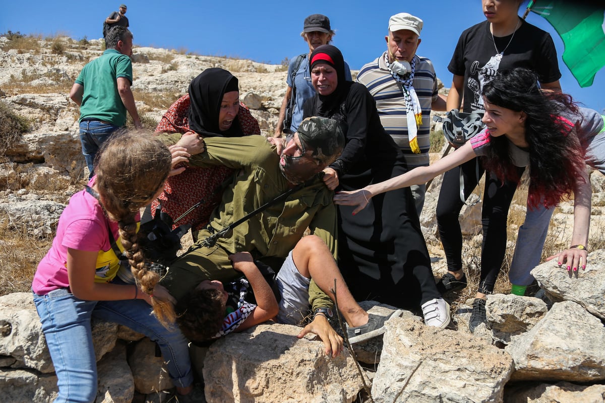 נשים פלסטיניות תועדו מכות חייל צה"ל בנבי סלאח