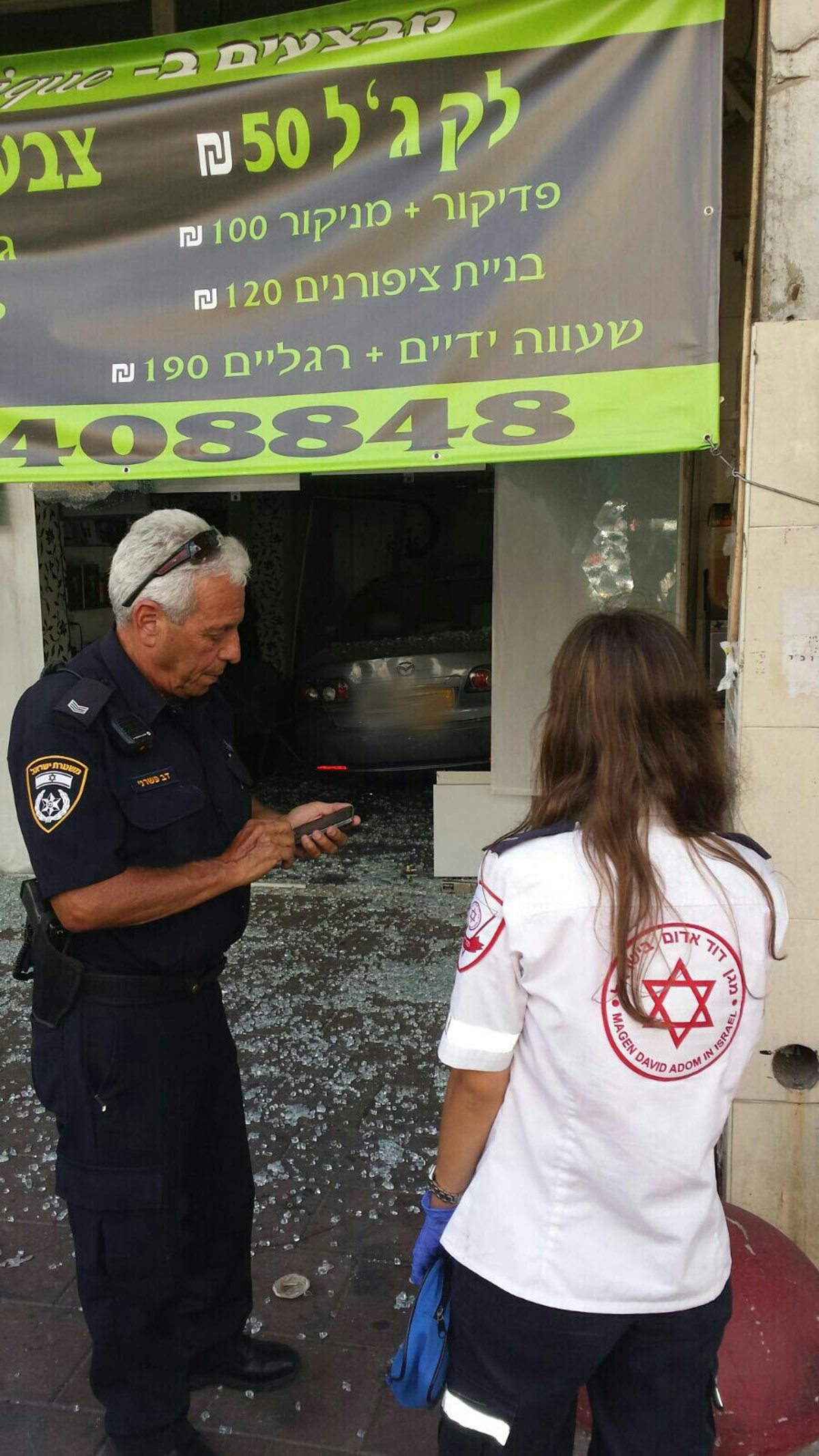 בני ברק: נהג איבד שליטה על הרכב ונכנס במספרה