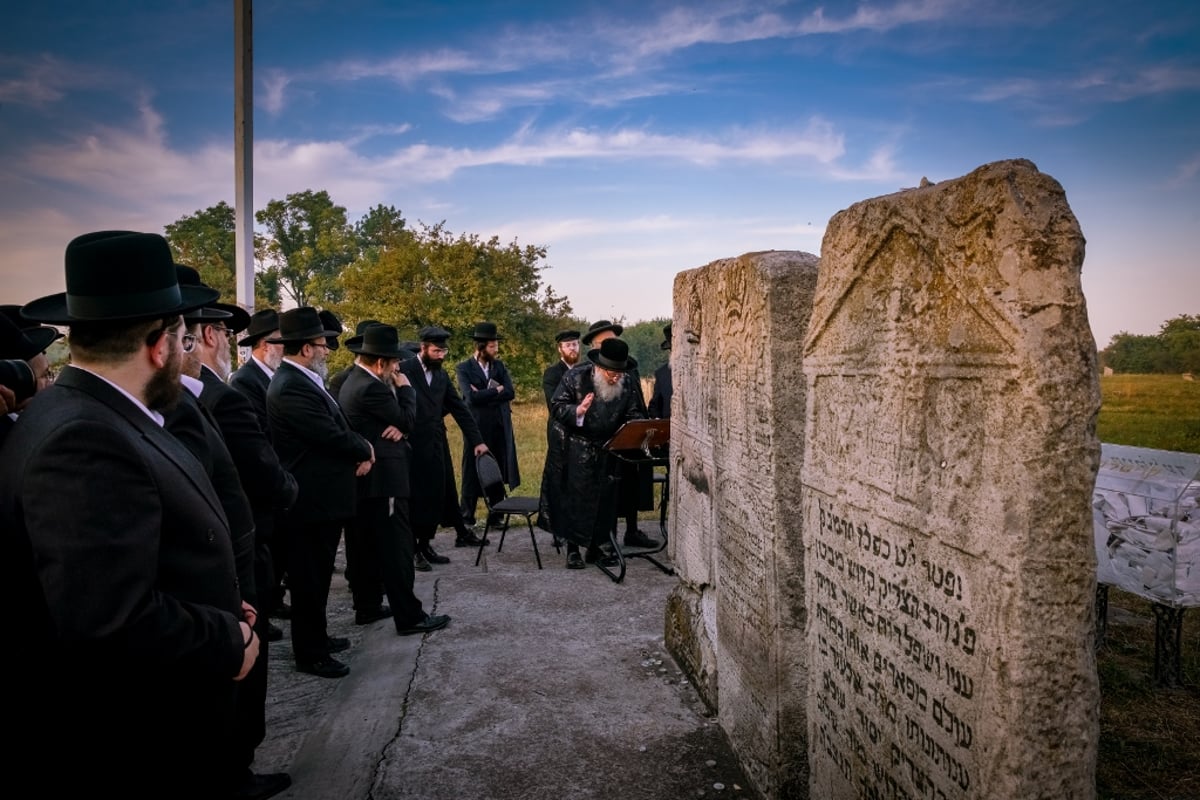 צפו בוידאו: מונה ו"נרננה" שרים לנגידי חסידות ספינקא