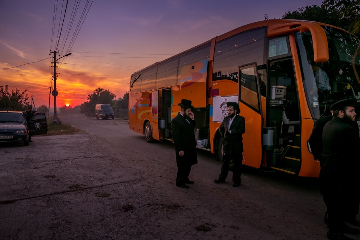 צפו בוידאו: מונה ו"נרננה" שרים לנגידי חסידות ספינקא