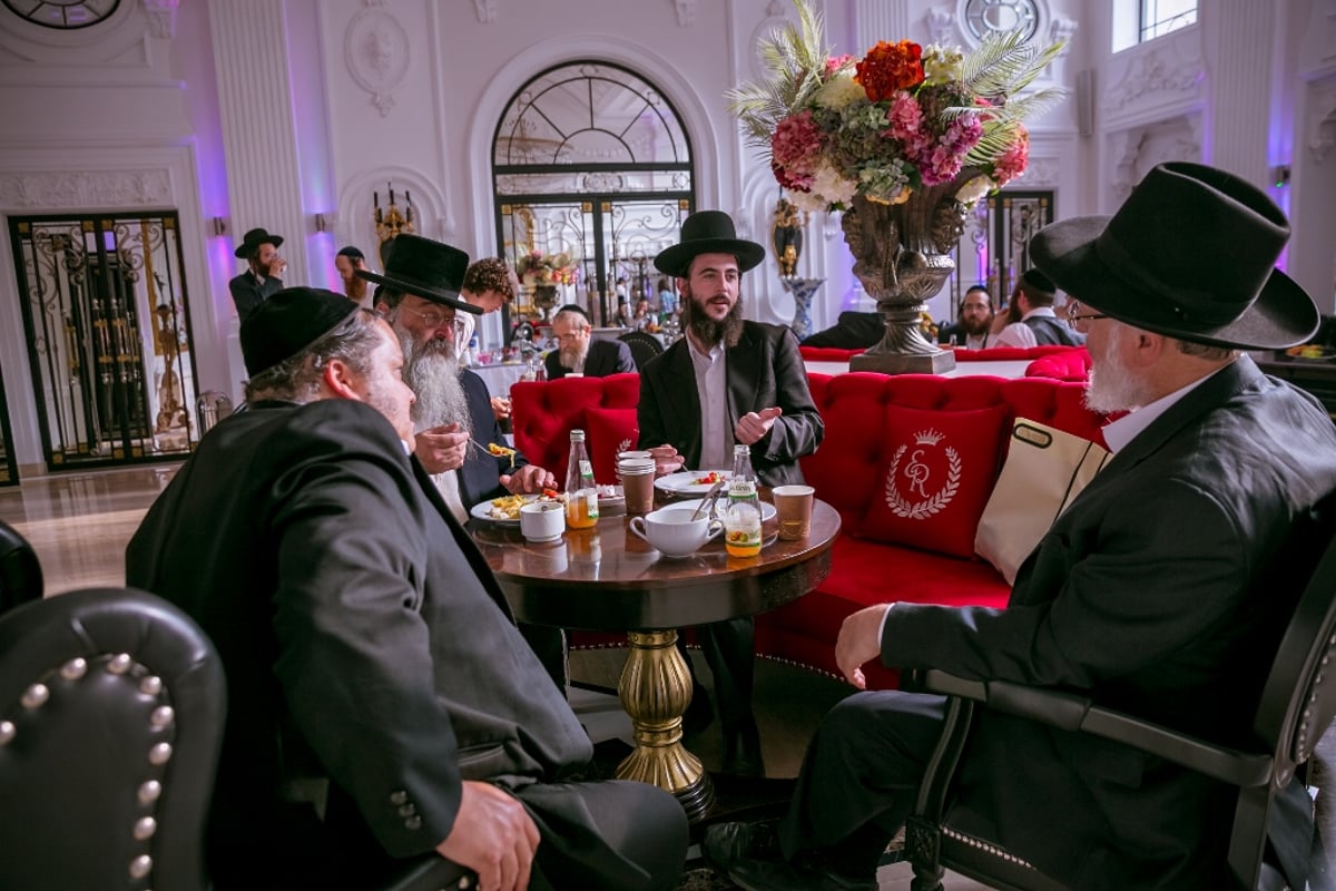 צפו בוידאו: מונה ו"נרננה" שרים לנגידי חסידות ספינקא