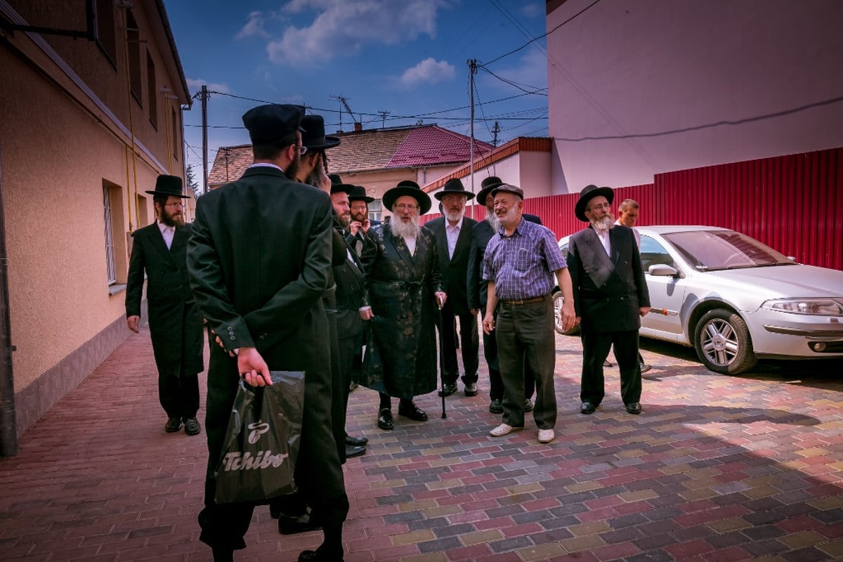 צפו בוידאו: מונה ו"נרננה" שרים לנגידי חסידות ספינקא