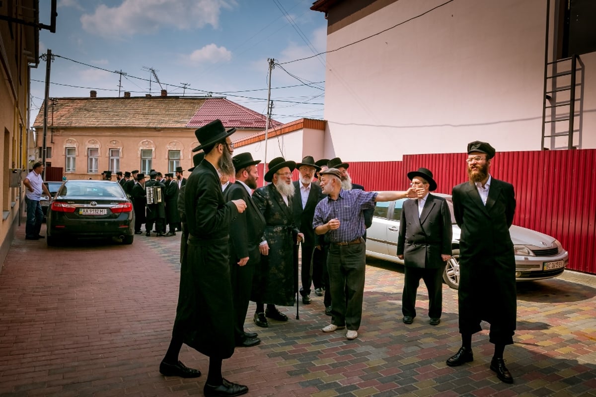 צפו בוידאו: מונה ו"נרננה" שרים לנגידי חסידות ספינקא