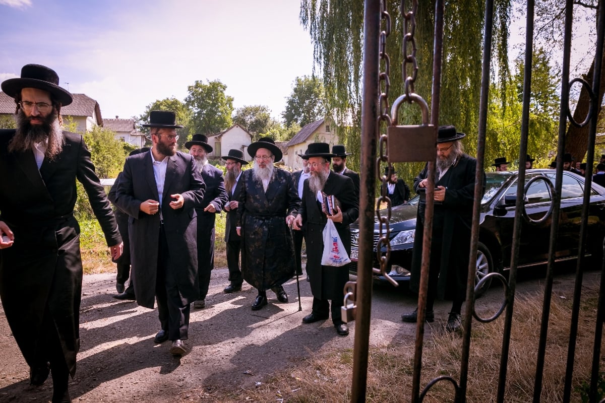 צפו בוידאו: מונה ו"נרננה" שרים לנגידי חסידות ספינקא