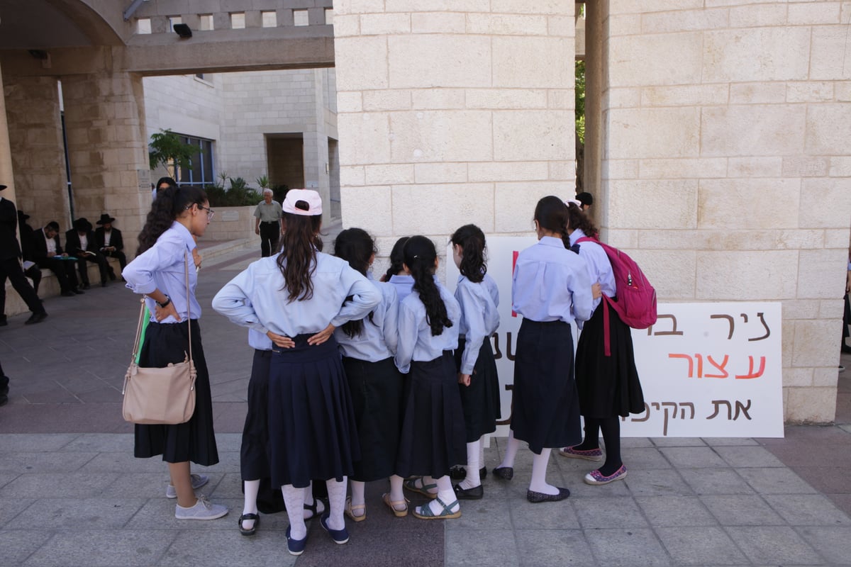 מאות תלמידות חרדיות הפגינו נגד ניר ברקת: "די לקיפוח"