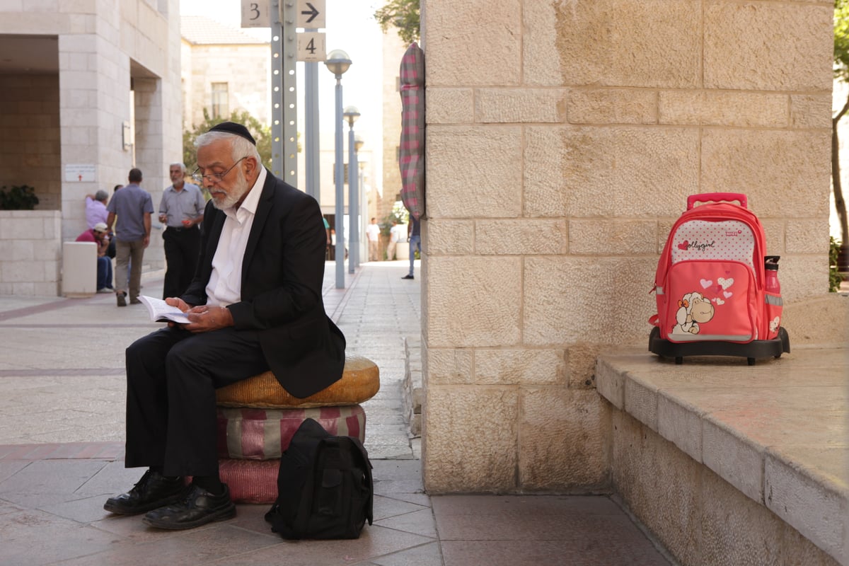 מאות תלמידות חרדיות הפגינו נגד ניר ברקת: "די לקיפוח"