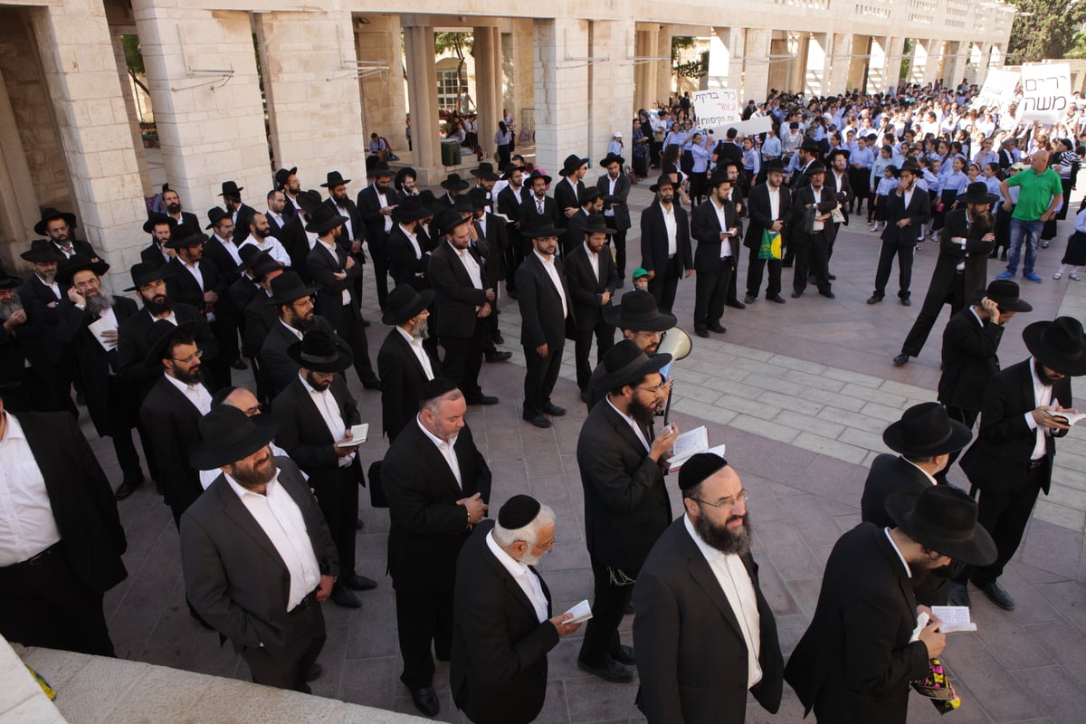 מאות תלמידות חרדיות הפגינו נגד ניר ברקת: "די לקיפוח"