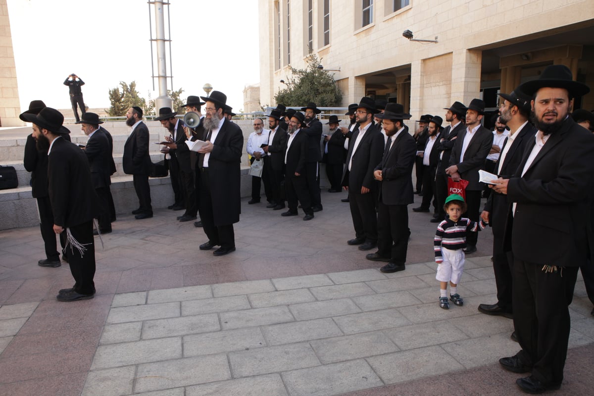 מאות תלמידות חרדיות הפגינו נגד ניר ברקת: "די לקיפוח"