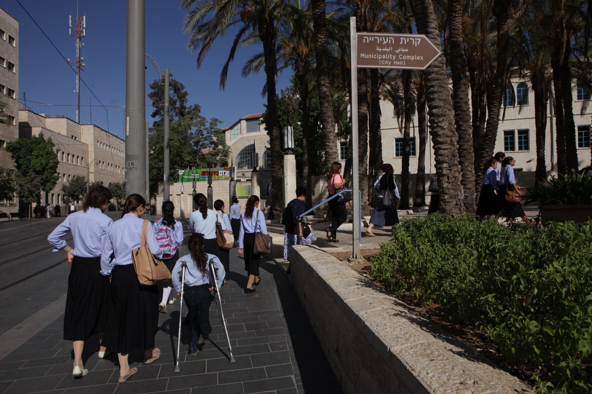 מאות תלמידות חרדיות הפגינו נגד ניר ברקת: "די לקיפוח"