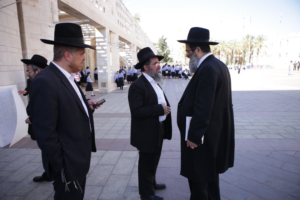 מאות תלמידות חרדיות הפגינו נגד ניר ברקת: "די לקיפוח"